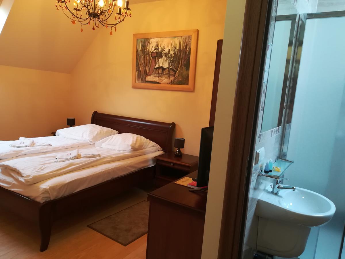 Victoria Cechini Hotel กรินีซา ดรอยจ์ ภายนอก รูปภาพ